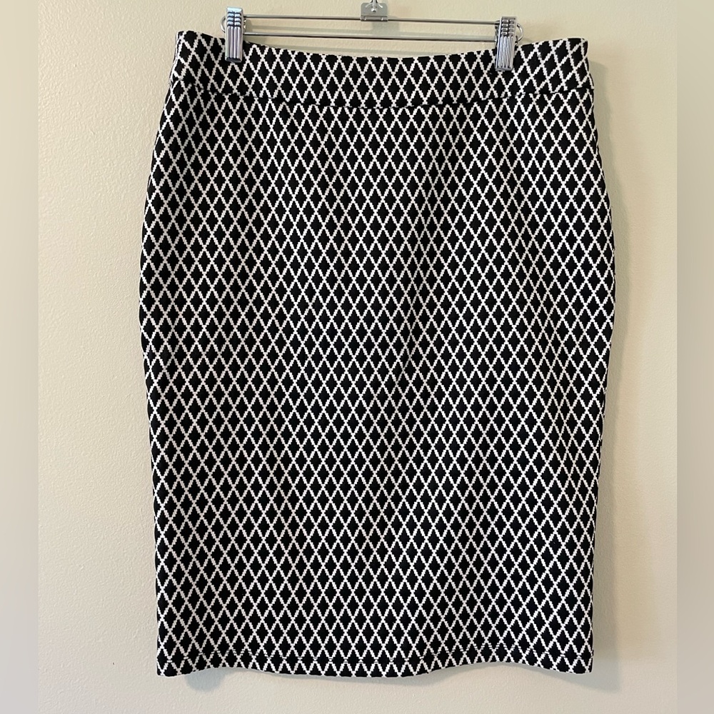 Soho Apparel Ltd Black White Diamond Pattern Pencil Skirt